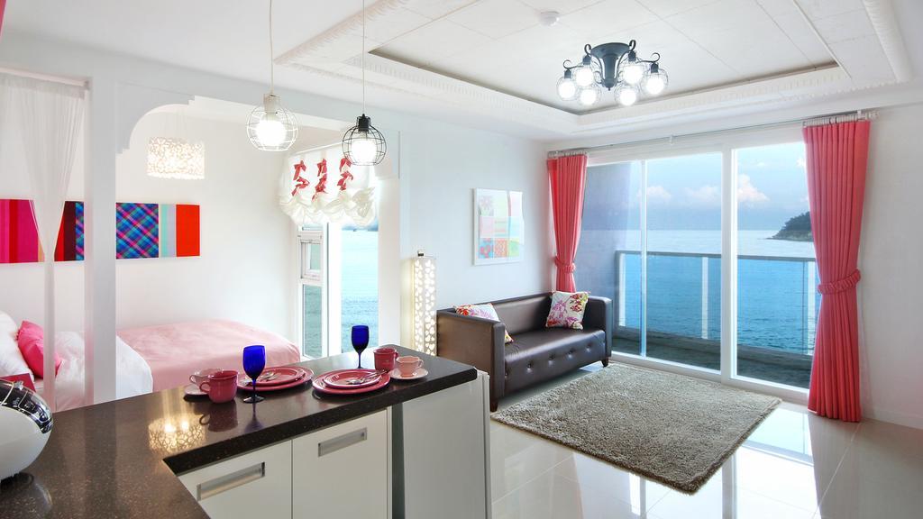 Blue&White Pension Namhae Extérieur photo