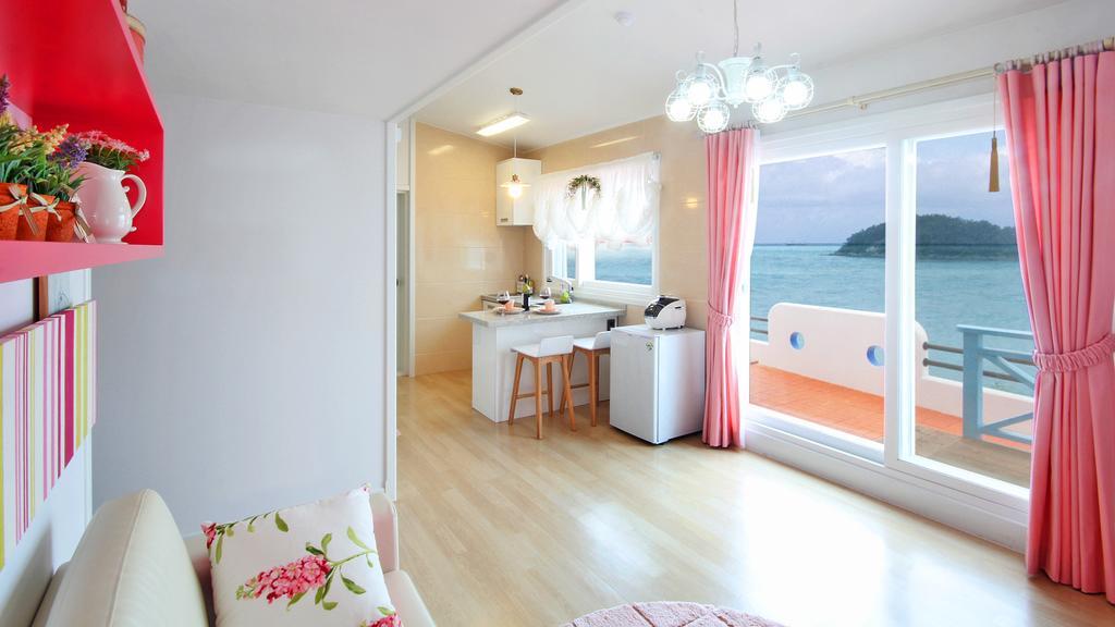 Blue&White Pension Namhae Extérieur photo