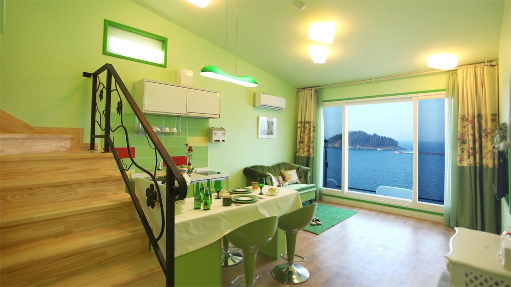Blue&White Pension Namhae Extérieur photo