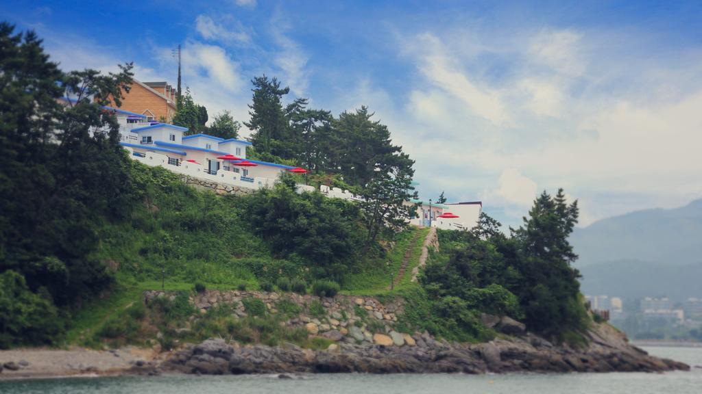 Blue&White Pension Namhae Extérieur photo